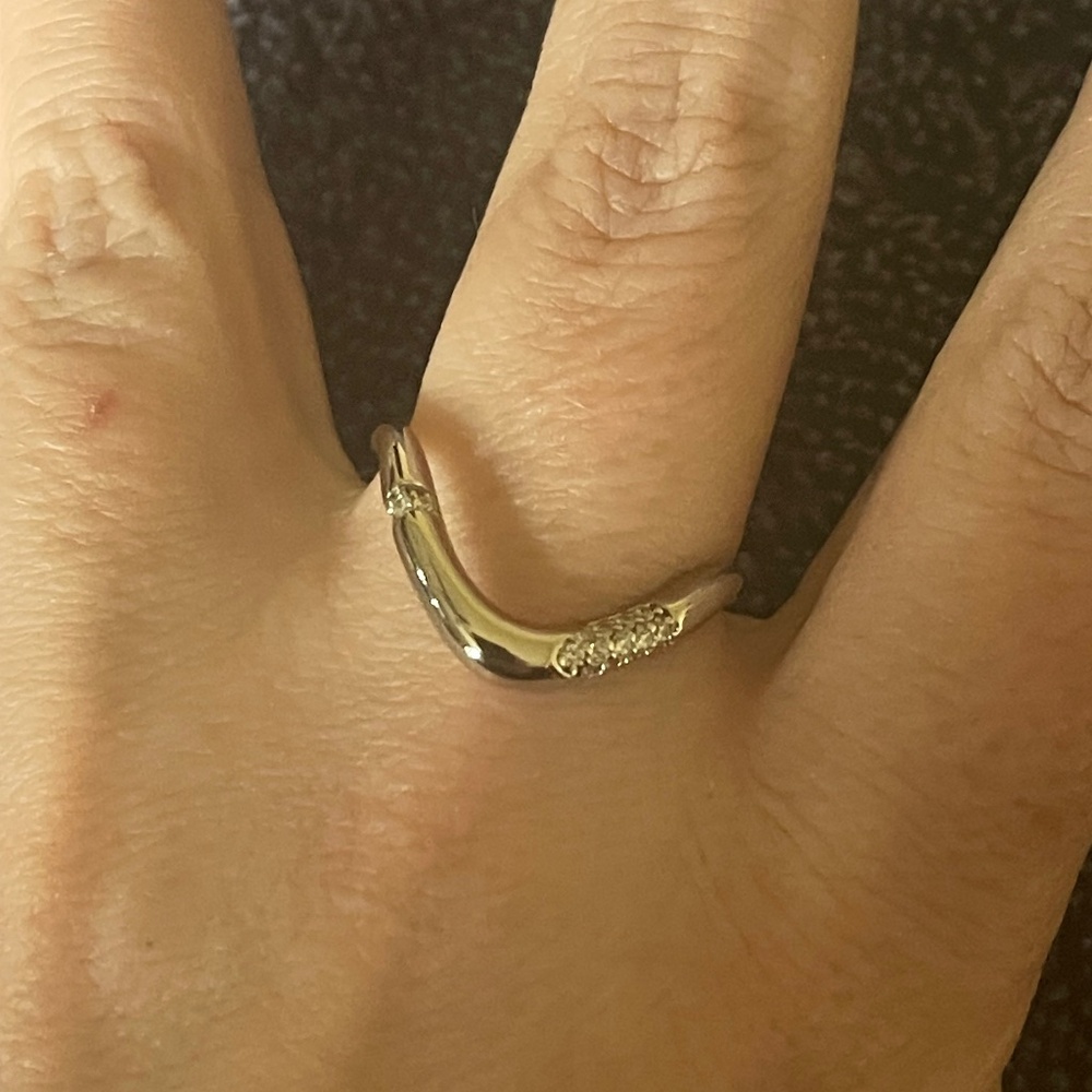 Oomiay V shaped ring